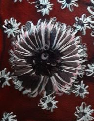 Fleur brodée au crochet Aari en raphia naturel